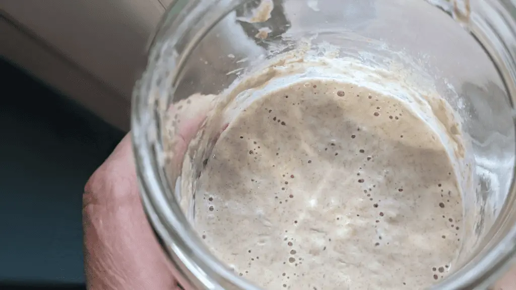 un verre avec du levain qui fait des bulles