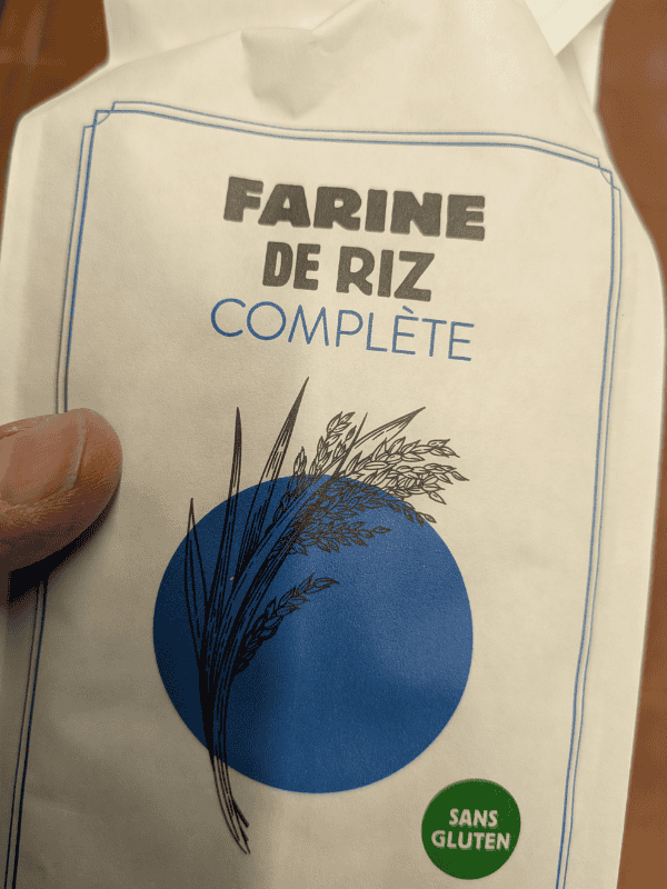 Paquet de farine de riz complète.